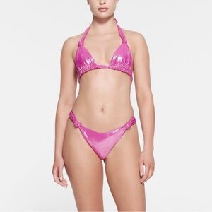 NWT SKIMS LIQUID SHINE HOT PINK BIKINI TWISTED TRIANGLE AND BOTTOMS SET SZ M